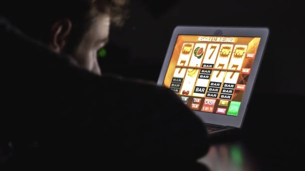 Live roulette dealer rotating the wheel